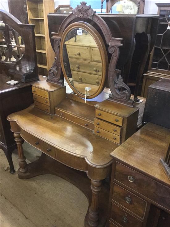 Mahogany Duchess dressing table(-)